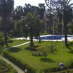 Havuzlu Bahceli Muestakil Side