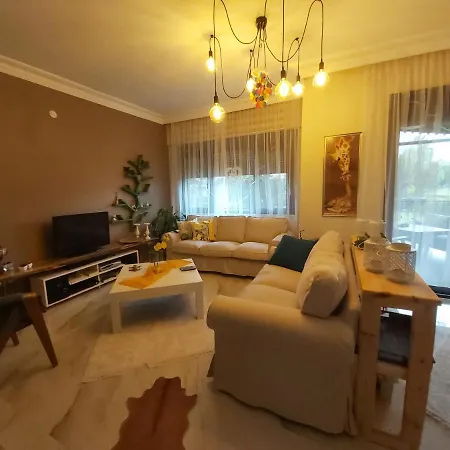 Havuzlu Bahceli Muestakil Apartment Side