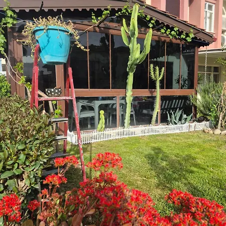 Havuzlu Bahçeli Müstakil