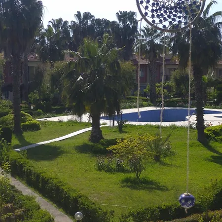 Havuzlu Bahceli Muestakil Side